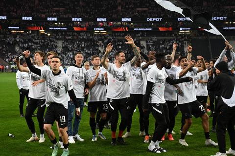 Nach dem Sieg im Europa-League-Rückspiel gegen West Ham feiern die die Spieler von Eintracht Frankfurt nach der Partie.  Foto: Arne Dedert/dpa