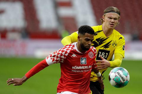 Jeremiah St. Juste und Erling Haaland bald zusammen in Schwarz-Gelb? Borussia Dortmund soll am Mainz 05-Abwehrmann interessiert sein.  Foto: dpa