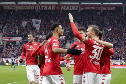 Jubel, Trubel, Heiterkeit: Die 05er feiern gegen den VfL Bochum den zweiten Heimsieg der Saison.