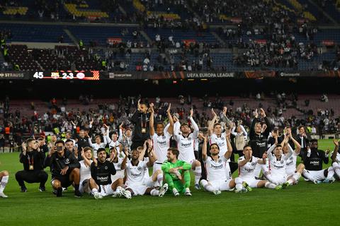 Die SGE feiert nach dem Sieg auf dem Rasen von Camp Nou mit den rund 30.000 Fans im Stadion. Foto: dpa