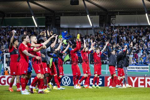 Die Spieler von Eintracht Frankfurt jubeln nach dem Spiel mit den Fans.  Foto: dpa