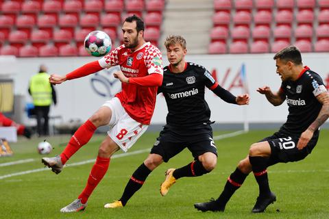 Versucht sich gegen zwei Leverkusener durchzusetzen: 05-Mittelfeldspieler Levin Öztunali. Foto: Lukas Görlach