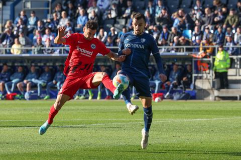 Bochums Erhan Masovic (r) im Kampf um den Ball mit Frankfurts Lucas Alario. Foto: Friso Gentsch/dpa