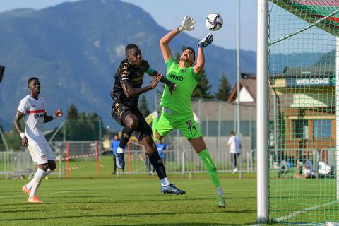 Der 05er Moussa Niakhaté stört entscheidend, als Torhüter Mustafa Bozan (rechts) den Ball zum 0:1 durch die Hände rutschen lässt.  Foto: IMAGO / Passion2Press