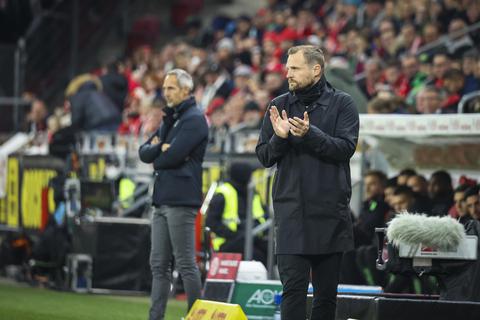 Beklatscht seine 05er beim Punktgewinn gegen Mönchengladbach: FSV-Cheftrainer Bo Svensson. Foto: Lukas Görlach
