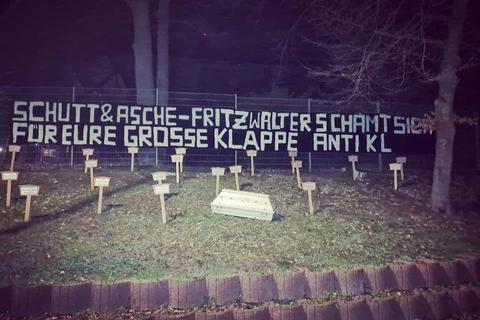 Kreuze, ein Sarg und klare Botschaften: Vor dem Saar-Pfalz-Derby wird die Stimmung angeheizt.  Foto: Facebook