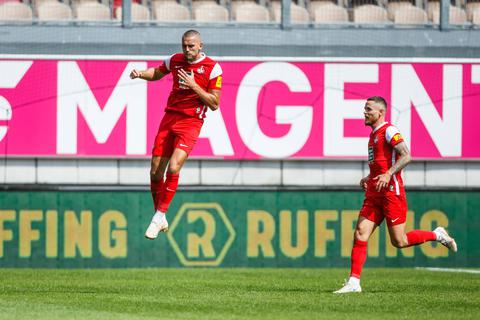 Jubelsprung: René Klingenburg bringt den FCK gegen 1860 in Front und hat auch am 2:0 erheblichen Anteil.  Foto: imago