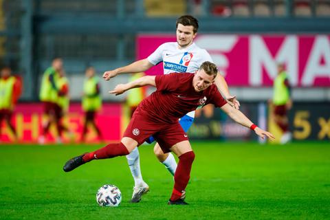 Marlon Ritter ackert im Angriff des 1. FC Kaiserslautern, kommt gegen Rostock aber zu keinem Torabschluss. Foto: imago 