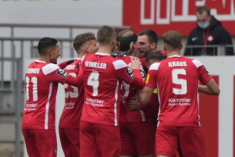Kollektiver Jubel: Der 1. FC Kaiserslautern zieht mit dem Sieg am direkten Kontrahenten Meppen vorbei.  Foto: imago 