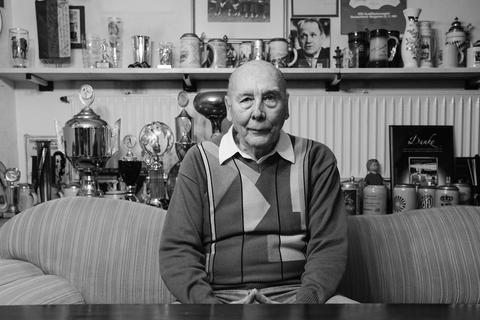 Horst Eckel in seinem Haus vor einem Regal mit Pokalen und weiteren Erinnerungen. Foto: dpa/ Uwe Anspach