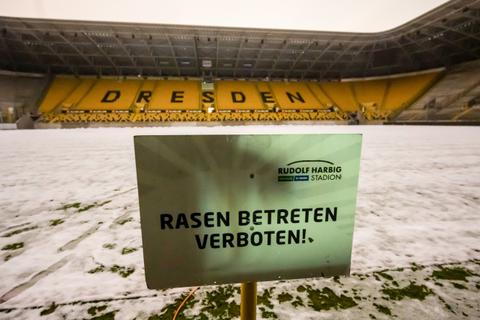 Der Rasen im Dresdner Rudolf-Harbig-Stadion ist unbespielbar Foto: dpa
