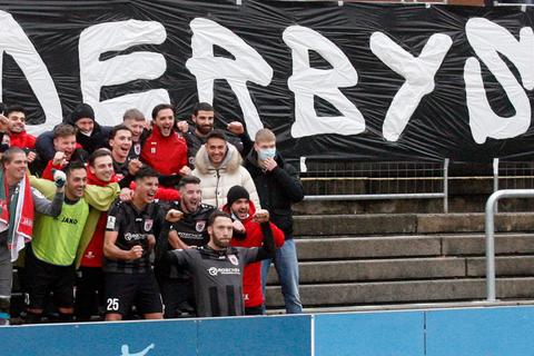 Auftrag erfüllt: Der FC Gießen holt den Derbysieg. Foto: Ben Volkmann 
