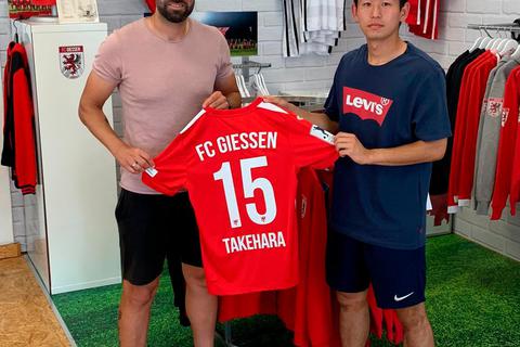 Daniyel Cimen (links) freut sich über seinen neuen Schützling Ryunosuke Takehara. Foto: FC Gießen 