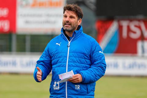 Bittet zum Tanz: Adrian Alipour, Trainer des TSV Steinbach-Haiger. Foto: Björn Franz 