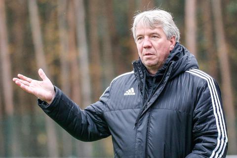 Er soll die Wormatia zum Klassenerhalt in der Regionalliga führen: der neue Worms-Trainer Peter Tretter. (Archivfoto)