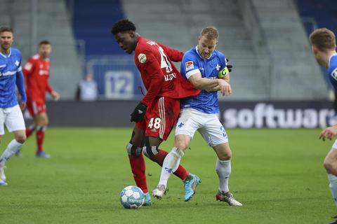 Das Nachsehen hat nicht nur in dieser Szene Darmstadts Kapitän Fabian Holland gegen den Hamburger Faride Alidou. Foto: Dominik Claus
