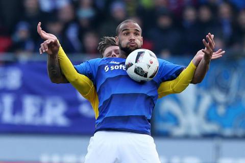 Immer voll dabei: Terrence Boyd im Zweikampf gegen Dzenis Burnic (Borussia Dortmund) Foto: Huebner/Voelker 