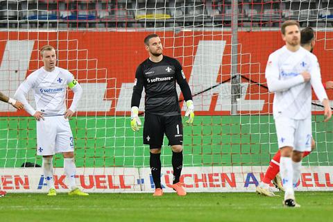 Bitter enttäuscht: Fabian Holland, Kapitän des SV 98, kann die Geschehnisse beim Spiel in Düsseldorf nur schwer begreifen. Foto: Florian Ulrich