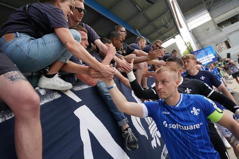Beliebt bei den Fans: Fabian Holland verabschiedet sich nach einem Spiel von den heimischen Fans.