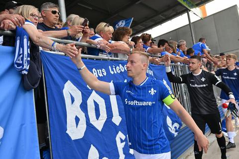 Hand in Hand mit den Fans: Kapitän Fabian Holland (vorne), Keeper Marcel Schuhen und der Rest des Teams bedanken sich für die große Unterstützung während der Saison. Foto: Jan Hübner