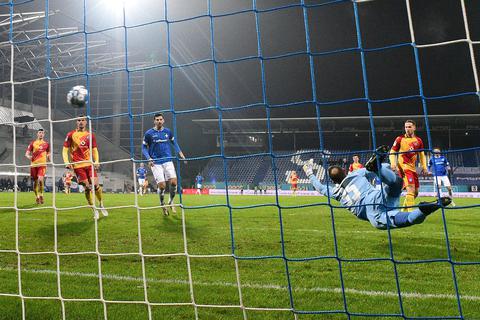 Fabian Holland vom SV Darmstadt 98 (nicht im Ausschnitt sichtbar) versenkte diesen Treffer zum 2:1 im Karlsruher Tor.  Foto: Florian Ulrich/Jan Huebner