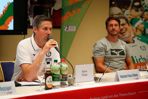 Björn Seipp (l.) und Coach Ben Matschke werden demnächst noch einmal mit der HSG nach Wuppertal fahren. Foto: Steffen Bär 