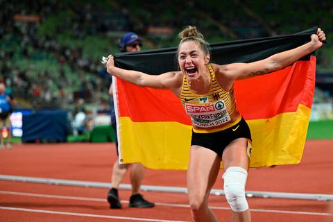 Voller Einsatz für den Gold-Triumph: Gina Lückenkemper erlebt einen ganz besonderen Abend bei ihrem Europameister-Sprint - inklusive Knieblessuren und Abschürfungen am Oberschenkel. Fotos: dpa 
