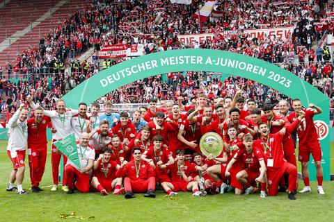 Die A-Jugend des 1. FSV Mainz 05 feiert in der MEWA Arena den Sieg der Deutschen Meisterschaft.
