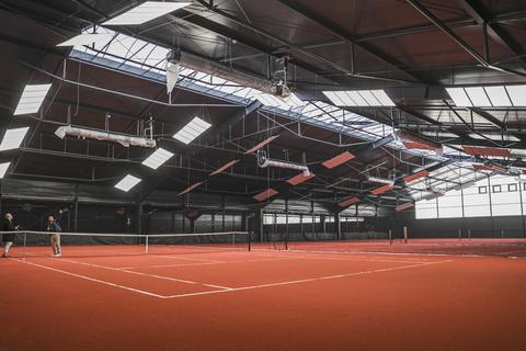Ein Blick ins Innere: Die Hallenplätze der Boris Becker International Tennis Academy sollen topmodern werden. Das gilt beispielsweise auch für die Lichtanlage, für die so viel, wie anderenorts für einen kompletten Hallenplatz veranschlagt wird. Fotos: René Vigneron