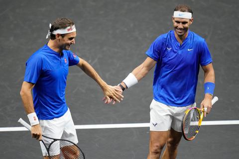 Roger Federer (l) bestritt die letzte Partie mit seinem Freund Rafael Nadal. © Kin Cheung/AP/dpa
