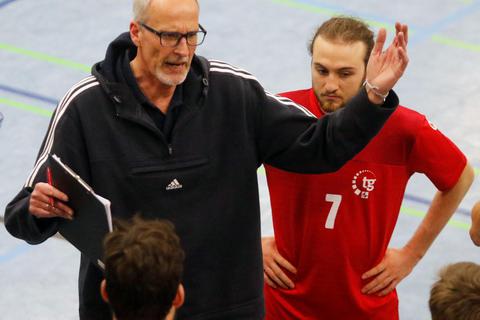 Volles Engagement: Klaus Jürgen Weber war in vielen Funktionen bei den Volleyballern der TG Rüsselsheim (rechts Michael Frasunkiewicz) aktiv. Jetzt will er aufhören. Foto: Andre Dziemballa/Vollformat