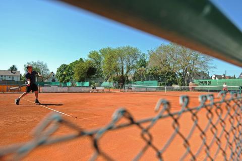 Tennis darf wieder mit einer Person aus einem anderen Haushalt gespielt – sogar in der Halle. Foto: BK/Ben Pakalski