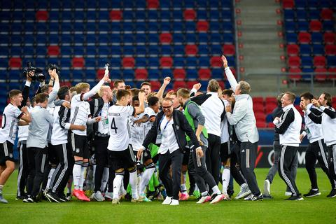 Die deutschen Spieler feierten den 2:1-Erfolg gegen Niederlande ausgelassen. Jetzt gilt für das Team von Stefan Kuntz, den vollen Fokus auf Sonntag und das Finale gegen Portugal zu legen. Foto: dpa