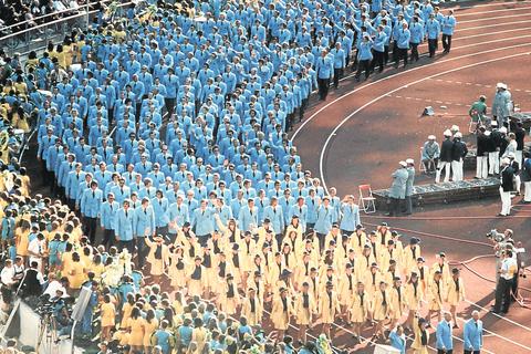 In Hellblau und Gelb marschiert das westdeutsche Team bei der Eröffnungsfeier 1972 ins Münchner Olympiastadion. Foto: dpa 