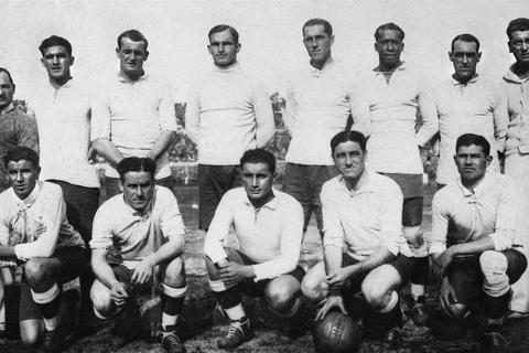 Der allererste Weltmeister: Nach zwei Olympiasiegen holt Uruguay 1930 im eigenen Land den nächsten Titel.Archivfoto: dpa 