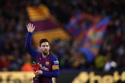 Lionel Messi legt das Trikot des FC Barcelona ab - und streift das Dress von PSG über. Foto: dpa