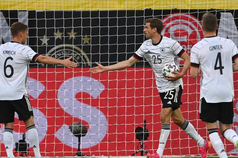 Torschütze Thomas Müller (Deutschland, Mitte) feiert das 3:0 gegen Lettland.  Foto: dpa/ Federico Gambarini