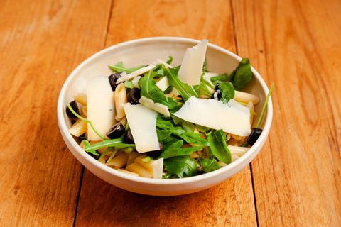 Nach dem Rezept der lieben Nachbarin: Pasta-Salat mit Rucola, Parmesan und Oliven. Foto: David Ladendorf 