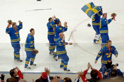Gold in Turin, Gold in Riga – Schwedens Eishockeyspieler machen sich 2006 mit dem Double unsterblich. Foto: imago/Sven Simon
