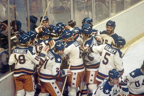 Die US-Eishockeyspieler bejubeln 1980 den 4:3-Sieg über die UdSSR. Foto: Wieseler