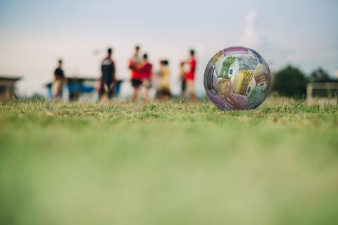 Das Spiel mit dem Ball ist auch ein Spiel mit dem Geld: Im Amateurfußball fließen Jahr für Jahr hunderte Millionen Euro am Fiskus vorbei.        Foto: Andrzej Aleszczyk/adobestock