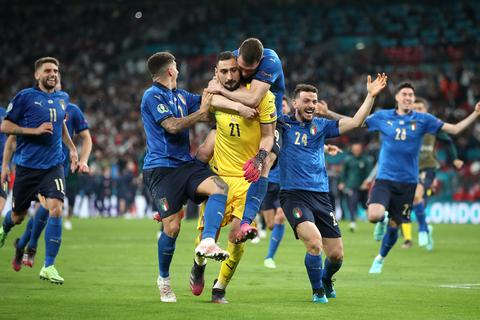 Italienische Spieler jubeln nach dem Elfmeterschießen mit Italiens Torhüter Gianluigi Donnarumma (Mitte). Foto: dpa