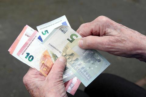 Viele Rentner rätseln, ob sie auch im Alter Steuern zahlen müssen. Archivfoto: dpa