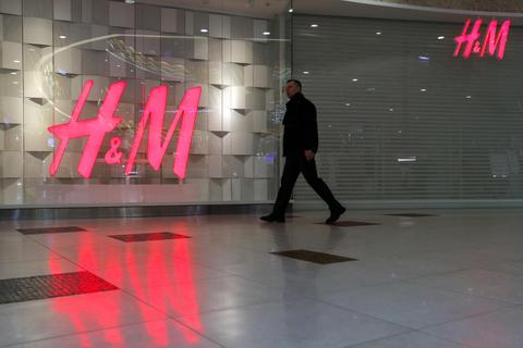 Auch der schwedische Moderiese H&M hat angesichts des Ukraine-Kriegs bis auf Weiteres seinen Verkaufsbetrieb in Russland eingestellt – wie hier in einem Einkaufszentrum in St. Petersburg. Foto: dpa