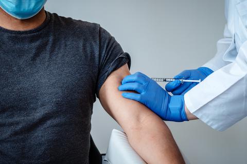 Ein Arzt verabreicht eine Impfung. Symbolfoto: BioNTech SE 2020