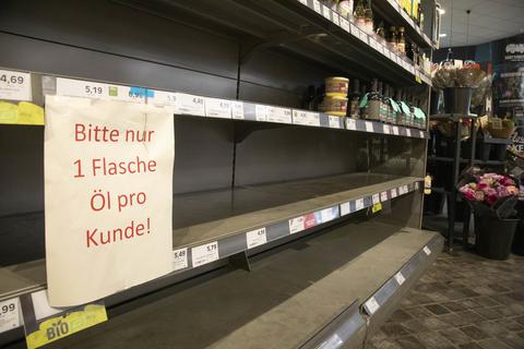 In den Regalen der Supermärkte fehlt weiterhin Speiseöl. Große Konzerne versuchen nun, Profit aus dem Leerstand zu schlagen. Archivfoto: Volker Dziemballa