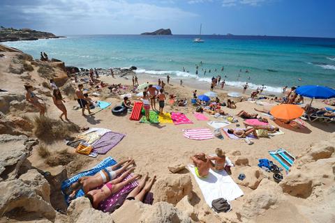 Die Urlaubslust ist groß: Besonders ans Mittelmeer, wie hier auf Ibiza, wollen viele Deutsche jetzt wieder reisen. Foto: dpa