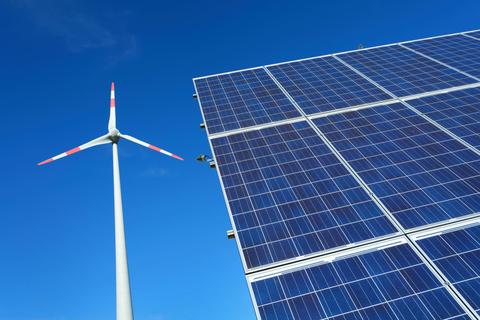 Ein Windrad und eine Photovoltaikanlage – der Ausbau der Erneuerbaren Energien kommt seit Jahren nur schleppend voran. Damit geraten die Klimaziele der Bundesregierung in Gefahr. Archivfoto: epd