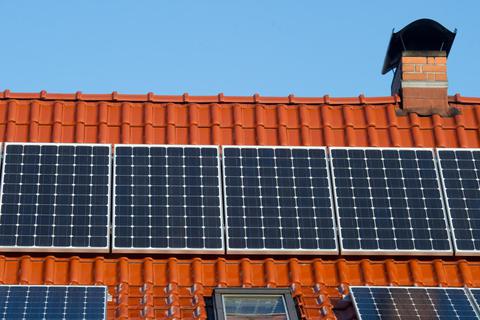 Hessen begrüßt die Pläne für eine Solardachpflicht, Rheinland-Pfalz will eine Vorschrift nur für Gewerbeneubauten einführen. Foto: dpa