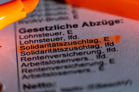 Nur 3,5 Prozent der Einkommensbezieher müssen den Soli weiter in voller Höhe entrichten – die Top-Verdiener in Deutschland. Foto: dpa